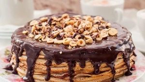 Wygląda jak tort, a zrobisz go bez użycia piekarnika. Goście będą prosić o dokładkę