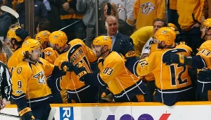 Filip Forsberg (nr 9) odbiera gratulacje od kolegów