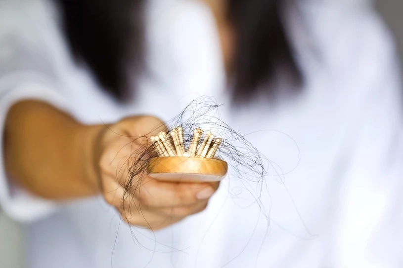 Sezonowe wypadanie włosów nie powinno trwać dłużej, niż 6-8 tygodni. Jeśli mimo odpowiedniej pielęgnacji i zmian w diecie włosy nadal wypadają, powinnaś udać się lekarza