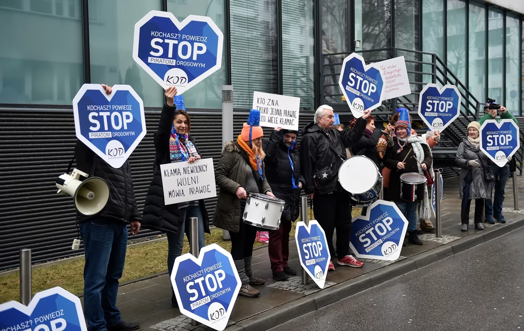 Utajnionym zeznaniom premier towarzyszyła demonstracja pod hasłem "Kochasz? Powiedz stop piratom drogowym"