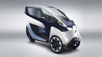 Toyota i-Road przypomina w pełni zabudowany motocykl. Jest wąska i zwrotna, ale zapewnia stabilność, bezpieczeństwo i izolację od deszczu, spalin i hałasu. 