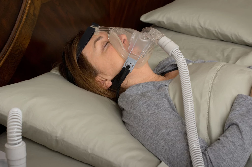Kobieta z urządzeniem CPAP Kobieta z urządzeniem CPAP