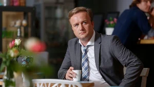 Bartłomiej Kasprzykowski na planie serialu "Przyjaciółki".