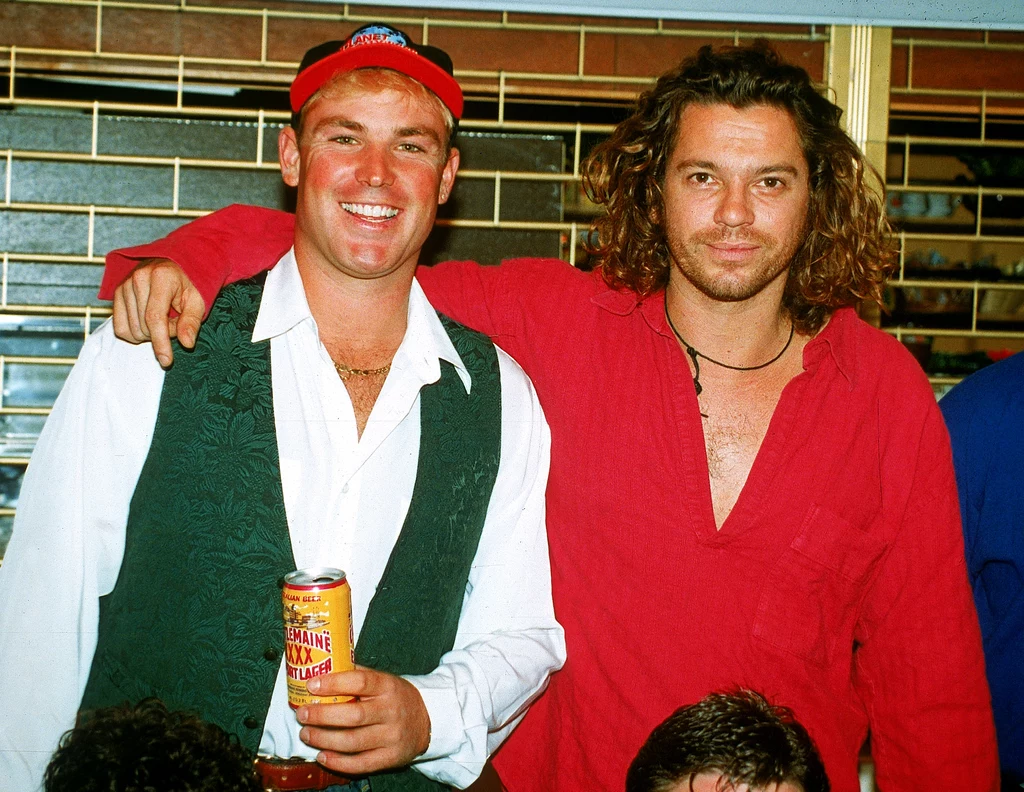 Michael Hutchence (na zdjęciu z prawej) miał zalediwe 37 lat