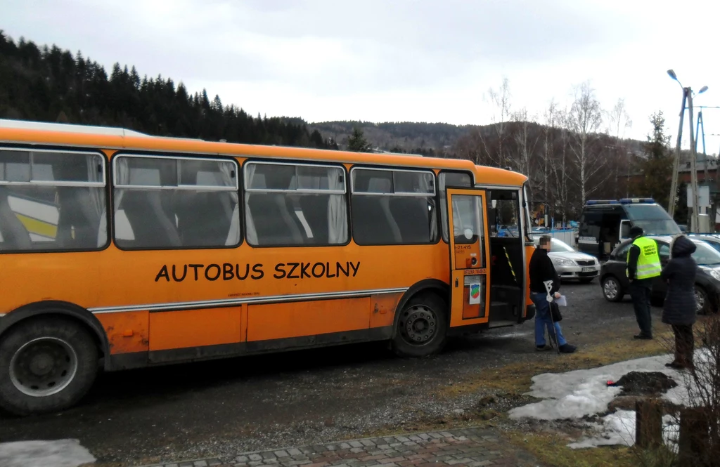 Autobus był w złym stanie, a kierowca miał nogę w gipsie