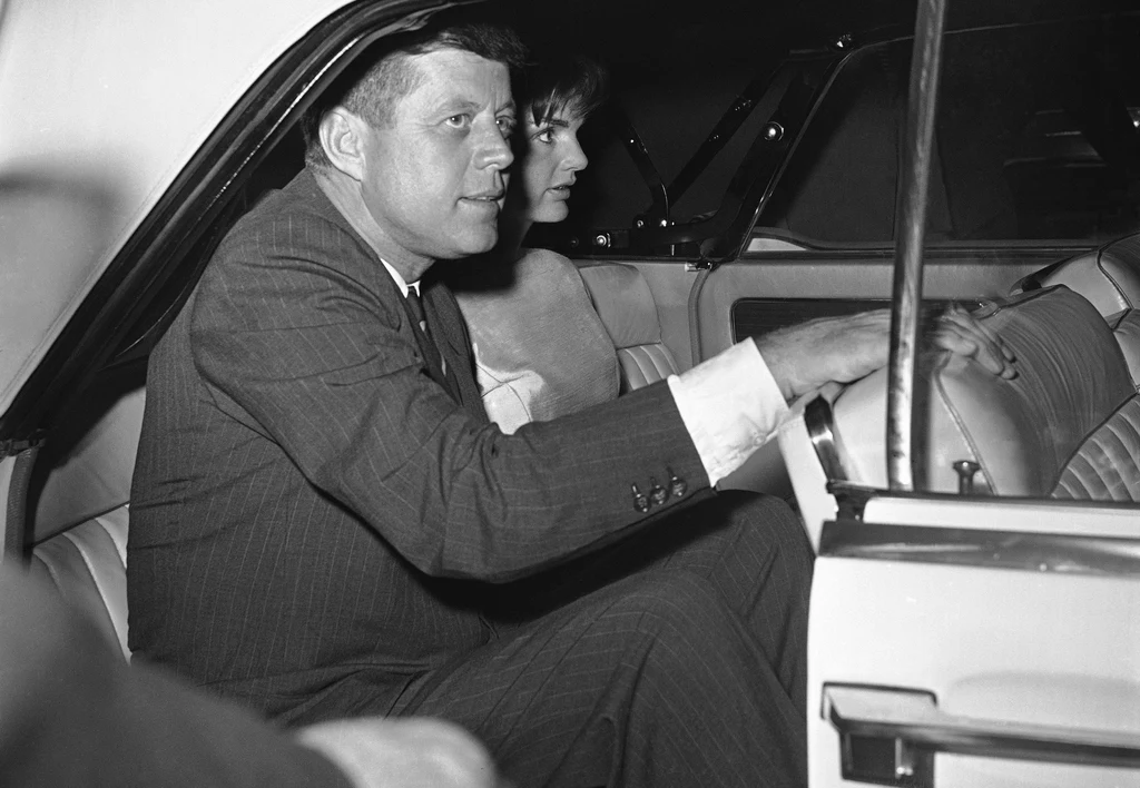 John Kennedy z małżonką Jacqueline w limuzynie prezydenckiej