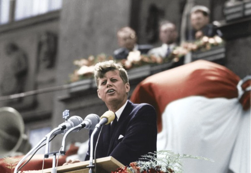 Rok 1963. Kennedy przemawiający do tłumów w Berlinie