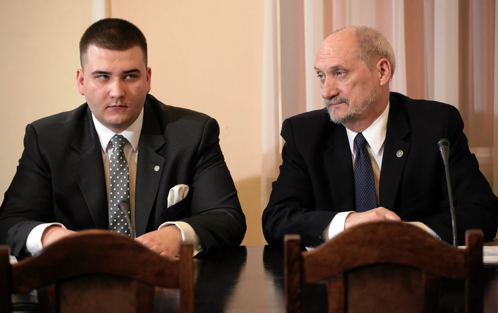 Cieszący się szczególnymi względami szefa MON Bartłomiej Misiewicz i rzeczony minister Antoni Macierewicz Cieszący się szczególnymi względami szefa MON Bartłomiej Misiewicz i rzeczony minister Antoni Macierewicz