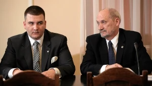 Cieszący się szczególnymi względami szefa MON Bartłomiej Misiewicz i rzeczony minister Antoni Macierewicz