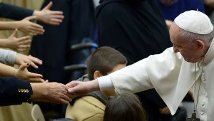 Papież Franciszek wita się z wiernymi