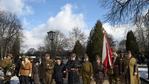 Apel pamięci przed pomnikiem Więźniów Politycznych Straconych w latach 1944-56 na warszawskim Cmentarzu Bródnowskim w ramach obchodów poprzedzających Narodowy Dzień Pamięci Żołnierzy Wyklętych