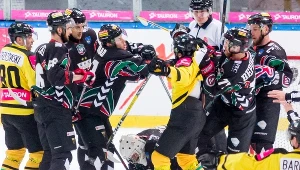 Przepychnka między zawodnikami Tauron KH GKS Katowice (żółte stroje) i GKS Tychy (czarne stroje)