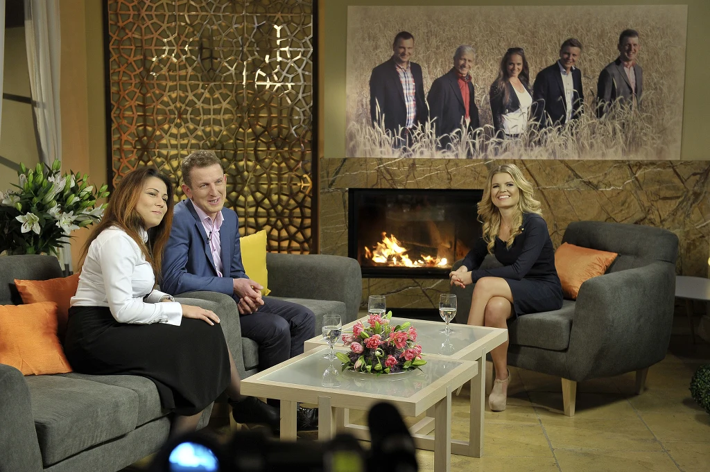 Marta Manowska z uczestnikami "Rolnik szuka żony" Marta Manowska z uczestnikami "Rolnik szuka żony"