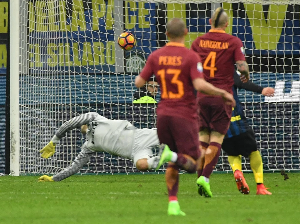 Radja Nainggolan strzela gola dla Romy