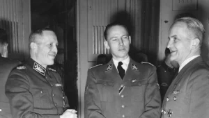 Lutz Schwerin von Krosigk (z lewej), Otto von Wachter (w środku) i Alfons Spindler (z prawej) podczas spotkania w Krakowie
