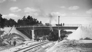 Budowa magistrali kolejowej Śląsk-Gdynia na odcinku Herby-Kalety. Widoczny wiadukt szosy Częstochowa-Lubliniec nad linią kolejową