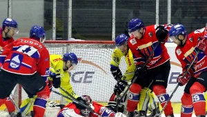 Hokeiści PGE Orlika Opole (żółte stroje) w ataku na bramkę Ondreja Raszki (C) z Tempish Polonii Bytom