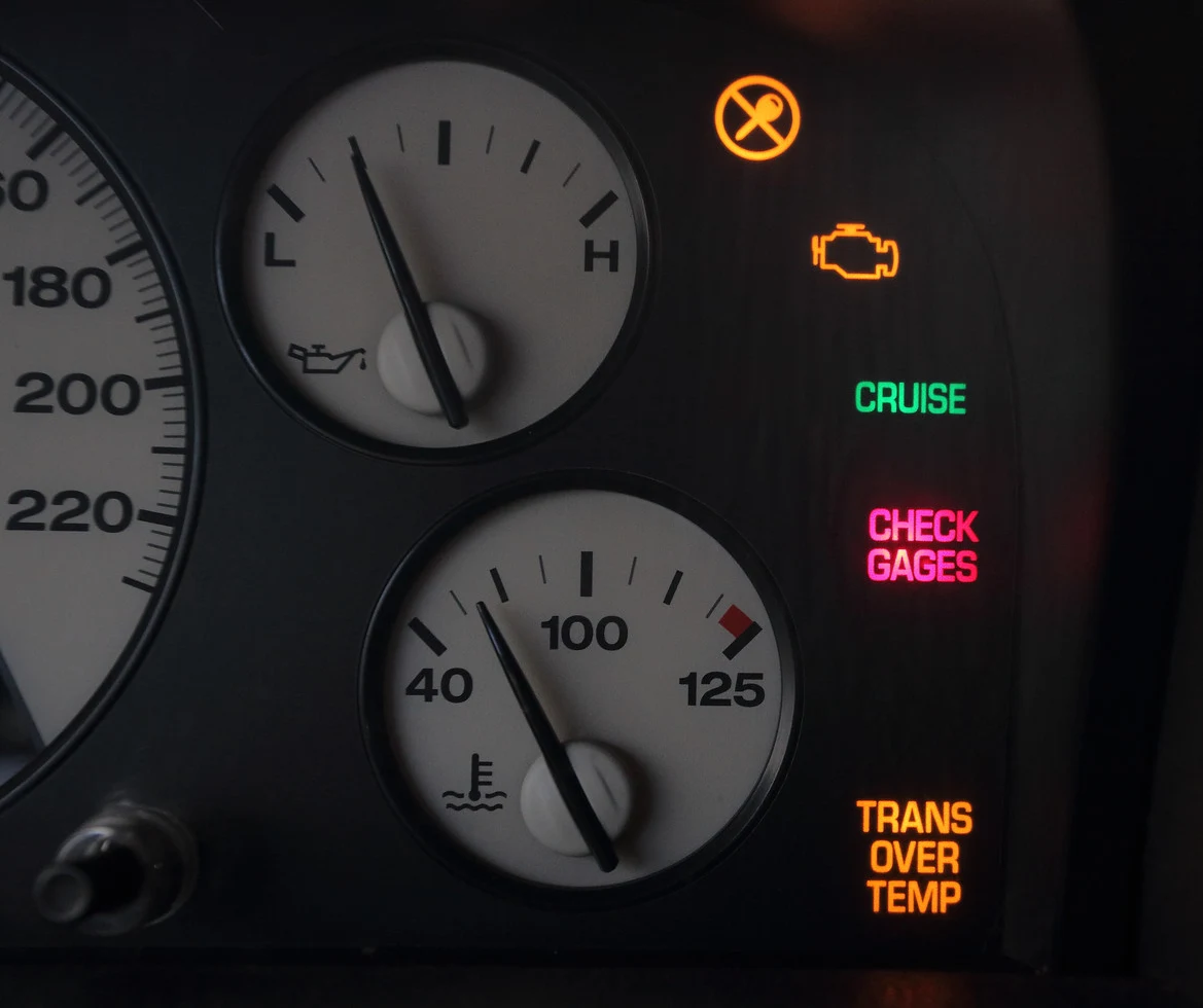 Kontrolka „CHECK GAGES” sygnalizuje awarię zestawu wskaźników. Niecodzienne. (kliknij, żeby powiększyć)