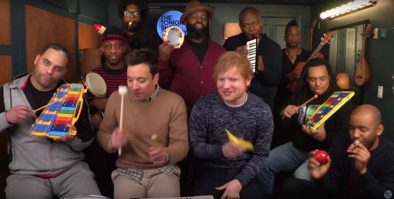 Ed Sheeran, Jimmy Fallon i grupa The Roots w akcji Ed Sheeran, Jimmy Fallon i grupa The Roots w akcji