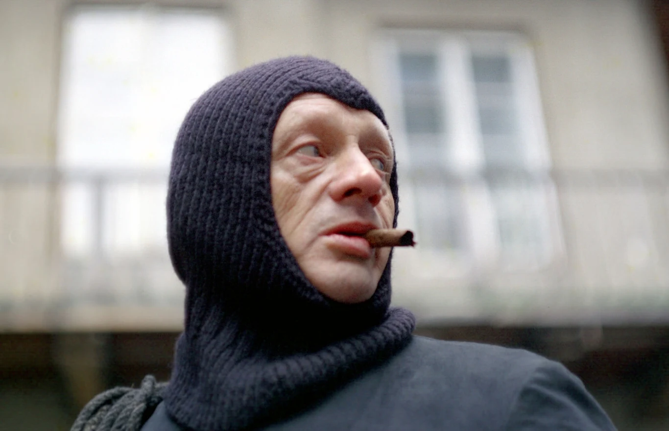 W postać Duńczyka, mistrza unieszkodliwiania systemów alarmowych, który pomaga głównemu bohaterowi w obrabowaniu banku, wcielił się w filmie Machulskiego Witold Pyrkosz.