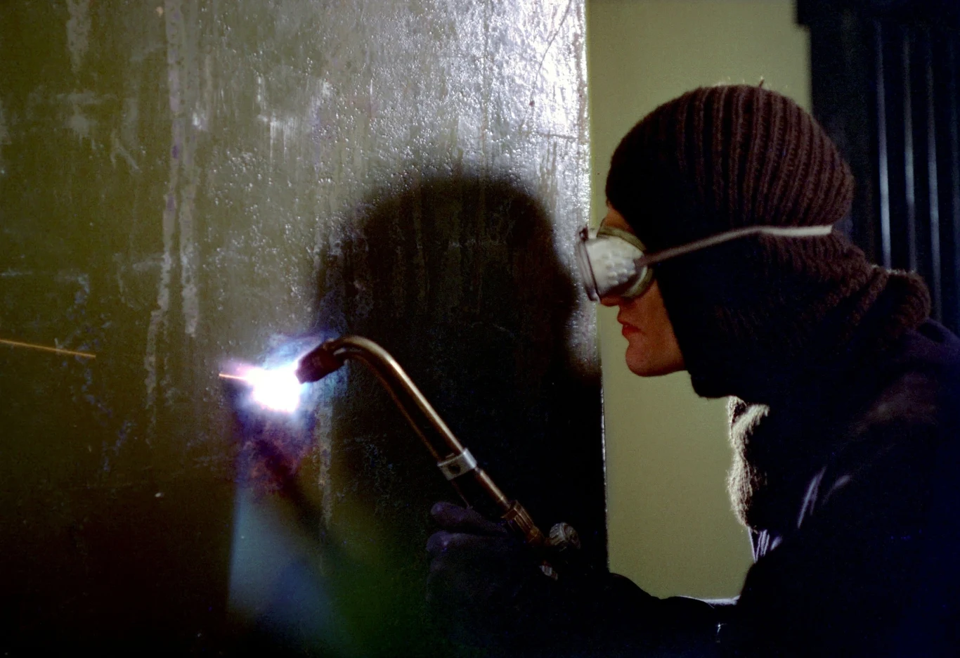 Akcja "Vabanku" rozgrywała się w latach 30. XX wieku w Warszawie. Głównym bohaterem kryminalnej intrygi był kasiarz Henryk Kwinto (Jan Machulski), którego poznajemy, gdy opuszcza więzienie po odbyciu 6-letniego wyroku. Kwinto nie czeka długo, by się zemścić. Najlepszym sposobem na utarcie nosa swemu antagoniście, bankierowi Kramerowi (Leonard Pietaszak), jest napad na jego bank. Pomogą mu w tym dawny znajomy Duńczyk (Witold Pyrkosz) oraz dwaj bracia "Moks" i "Nuta" (Krzysztof Kiersznowski i Jacek Chmielnik).