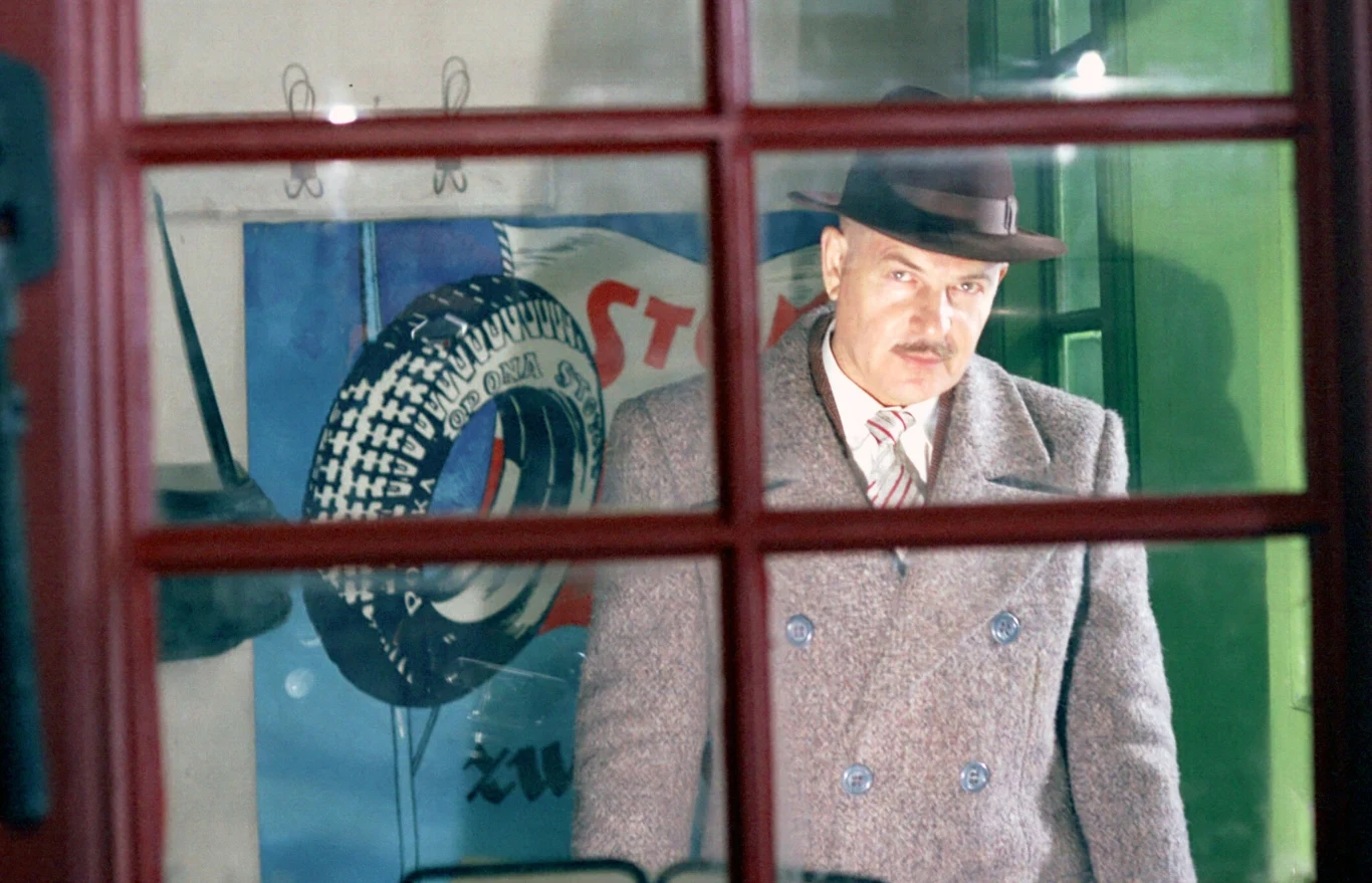 Główną rolę debiutujący reżyser powierzył swemu ojcu - Janowi Machulskiemu. Była to kreacja, która przeczyła dotychczasowemu wizerunkowi aktora, znanego z ról amantów i ciepłych, sympatycznych ludzi.
 
"Zrobiliśmy mu zdjęcia w pełnej charakteryzacji. On już wtedy trochę wyłysiał, ale próbował to jeszcze ukrywać. Mówię mu: 'Słuchaj, ostrzyż się na krótko, nie ukrywaj tej łysiny'. Prosiłem go, żeby wyobraził sobie człowieka zamkniętego w sobie - to bardzo dużo dało" - reżyser mówił w wywiadzie dla "Kina".