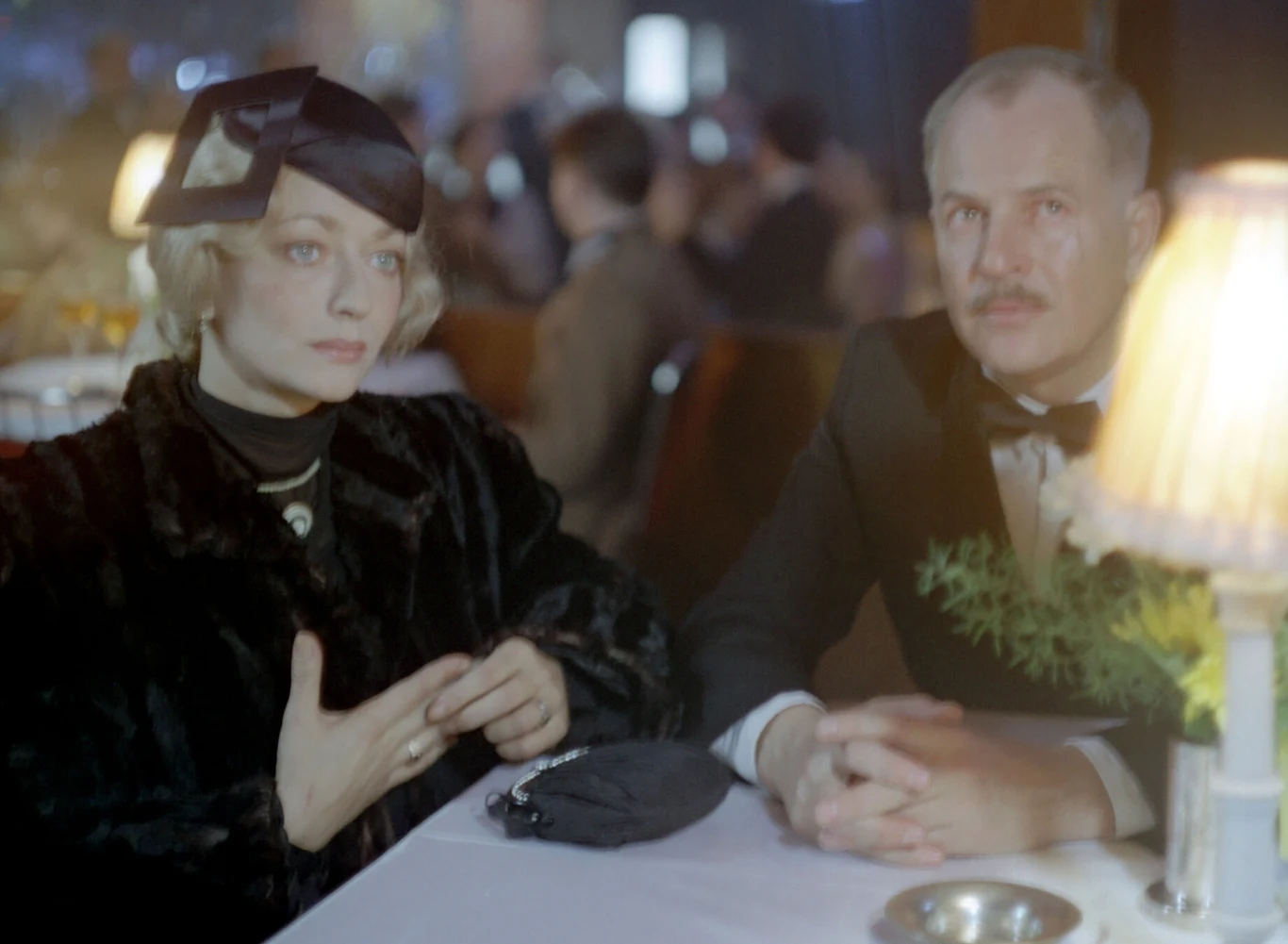 Konstruując intrygę, Machulski celowo nie silił się na oryginalność. Wytropione przez koneserów X Muzy nawiązania do "Żądła", "Rozmowy", "Rififi" i innych klasyków światowego kina to zabieg celowy i dokładnie przemyślany. W ten sposób "Vabank" do swoich licznych walorów dołącza jeszcze jeden: inteligentną grę z konwencją, w której jest zrealizowany - kryminalnej komedii retro - czytamy w opisie filmu na stronach Internetowej Bazy Filmu Polskiego.