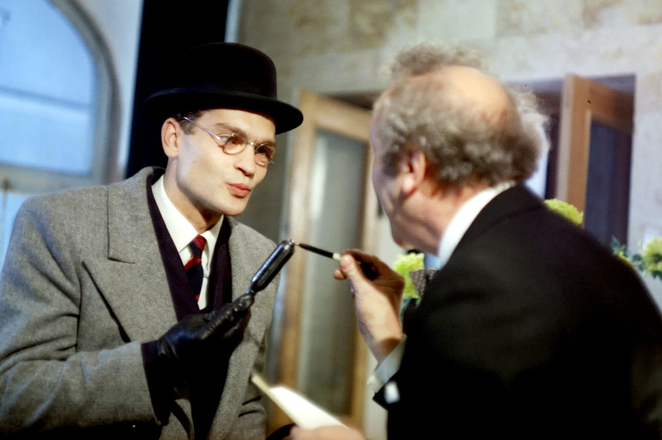 "'Vabank' jest bodaj jedynym polskim filmem na przestrzeni ostatnich burzliwych lat przyjętym bezspornie przez wszystkich – władze, krytykę i publiczność. 'Vabank' idzie kompletami i po raz pierwszy od długiego czasu operują z jego okazji 'koniki', pokątni spekulanci biletami (…). Jest to istotnie pierwsza polska komedia policyjna, którą ogląda się od początku do końca z niesłabnącym zainteresowaniem, w której każdy szczegół służy akcji, scena zazębia się o scenę, zaś całość rozwija się jak logiczny mechanizm, którego sama obserwacja przynosi satysfakcję estetyczną" - pisał w recenzji w "Polityce" Zygmunt Kałużyński.