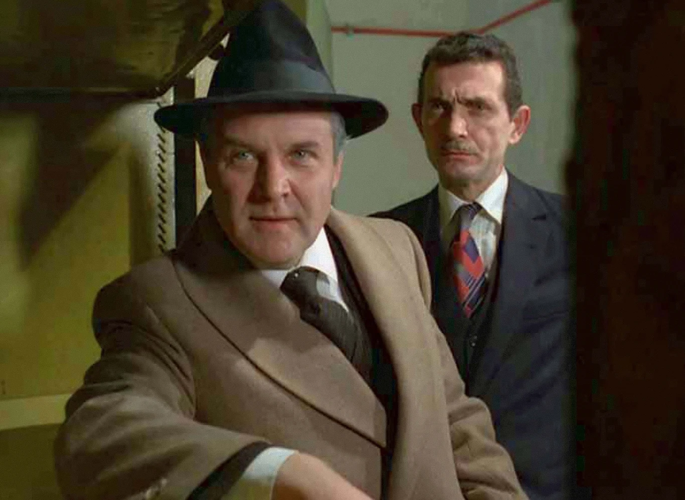 "Ucho od śledzia" - tym stwierdzeniem bankier Kramer, grany przez Leonarda Pietraszaka, dał do zrozumienia, że jego banku, nie da się obrabować. Powiedzenie weszło do rodzimego slangu, jako coś niemożliwego do zrealizowania, a Pietraszak, również dzięki temu powiedzeniu, na zawsze zapisał się w historii polskiego kina. 

- Często się z tym spotykam, że ludzie jak mnie zobaczą, to się łapią za to ucho albo mówią "ucho od śledzia". Jeśli komuś się uda mnie rozpoznać, to słyszę "ucho od śledzia". Wiele osób będzie się na ten temat zastanawiać. Owszem, powiedziałem to, możecie nawet zdziwić się, ale to wszystko jest ucho od śledzia - aktor mówił w rozmowie z Polską Agencją Prasową.