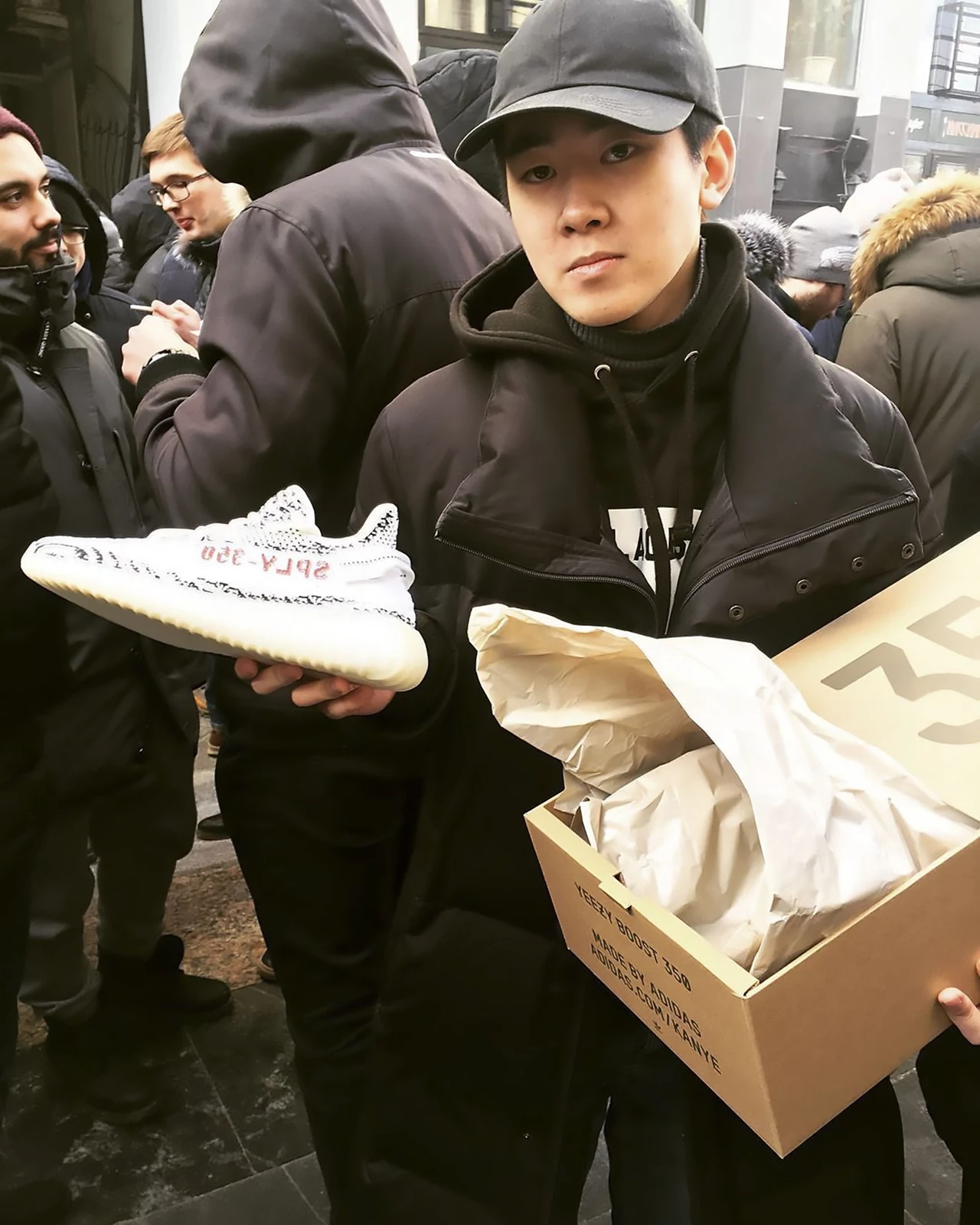 Premiera Yeezy Boost 350 V2 wywołała wielkie poruszenie także w Moskwie Premiera Yeezy Boost 350 V2 wywołała wielkie poruszenie także w Moskwie