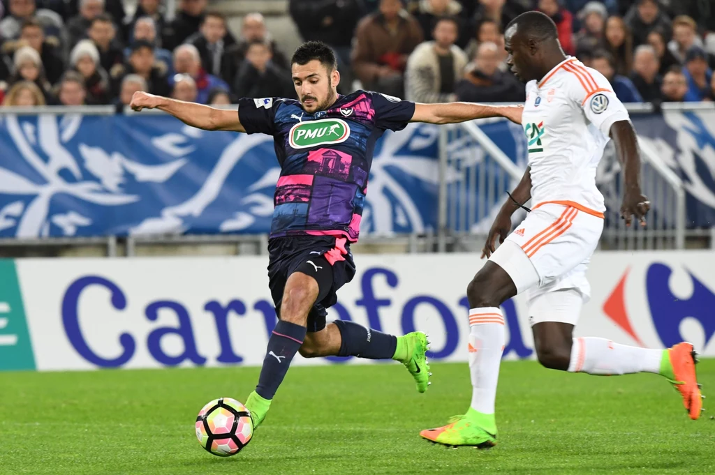 Gaetan Laborde (z lewej) w pojedynku z Toure Zargo z Lorient Gaetan Laborde (z lewej) w pojedynku z Toure Zargo z Lorient