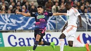 Gaetan Laborde (z lewej) w pojedynku z Toure Zargo z Lorient