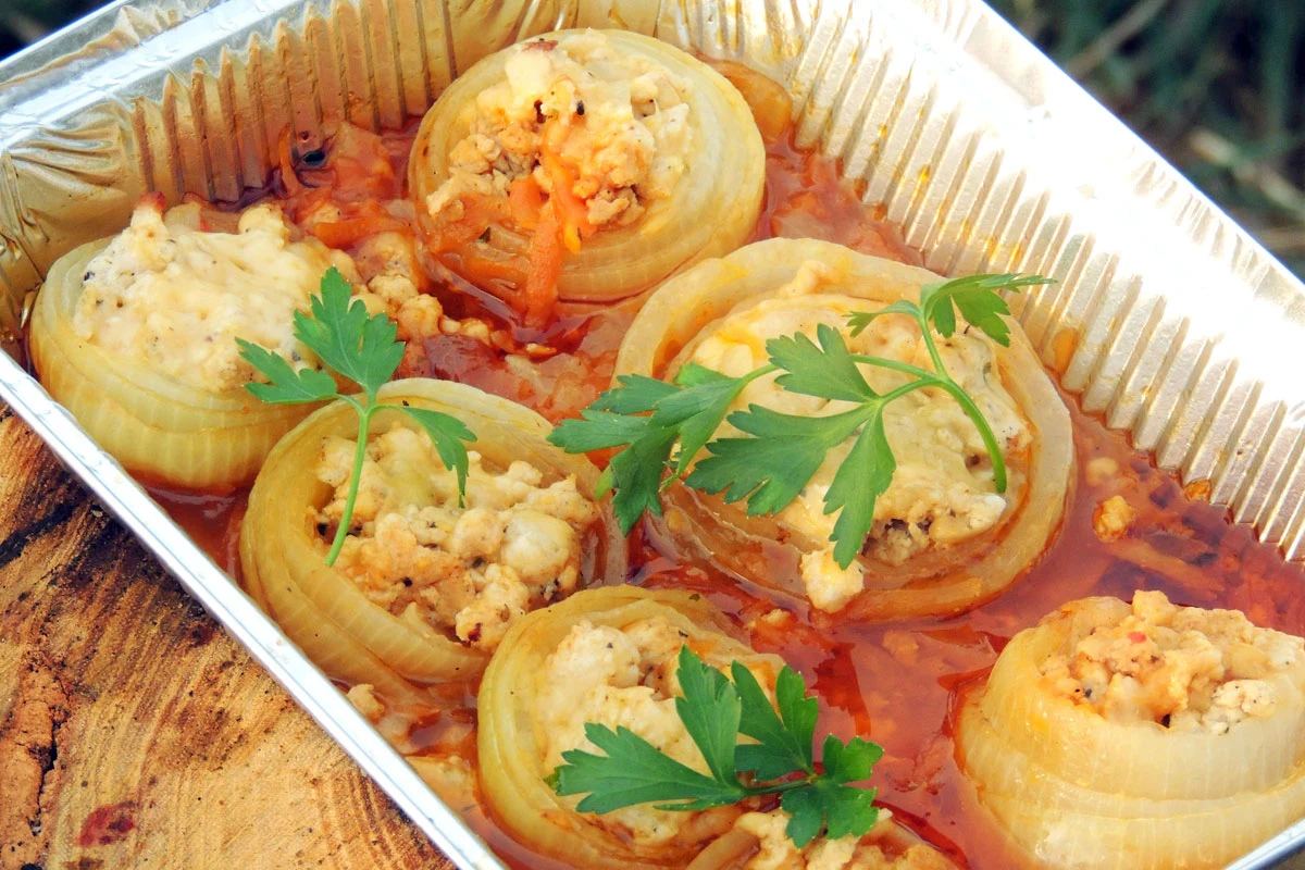 Cebula faszerowana z sosem to świetny pomysł na obiad