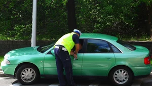 Wyobraźcie sobie, że zostaliście zatrzymani przez policyjny patrol, którego załoga twierdzi, iż jechaliście z nadmierną prędkością, wielokrotnie przekroczyliście linię ciągłą, i  pokazaliście funkcjonariuszom środkowy palec