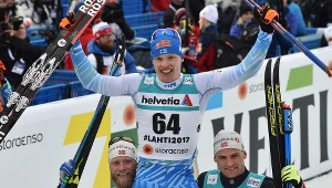 Iivo Niskanen podtrzymywany przez Martina Johnsruda Sundby'ego (z lewej) i Niklasa Dyrhauga