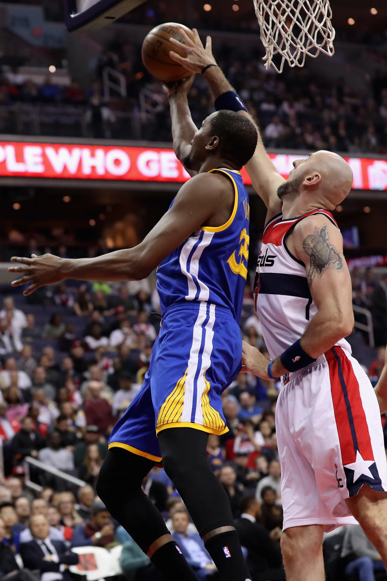 Kevin Durant w walce z Marcinem Gortatem