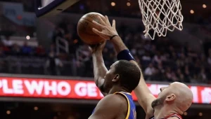 Kevin Durant w walce z Marcinem Gortatem