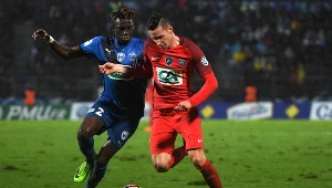 Julian Draxler (z prawej) walczy o piłkę przy linii bocznej