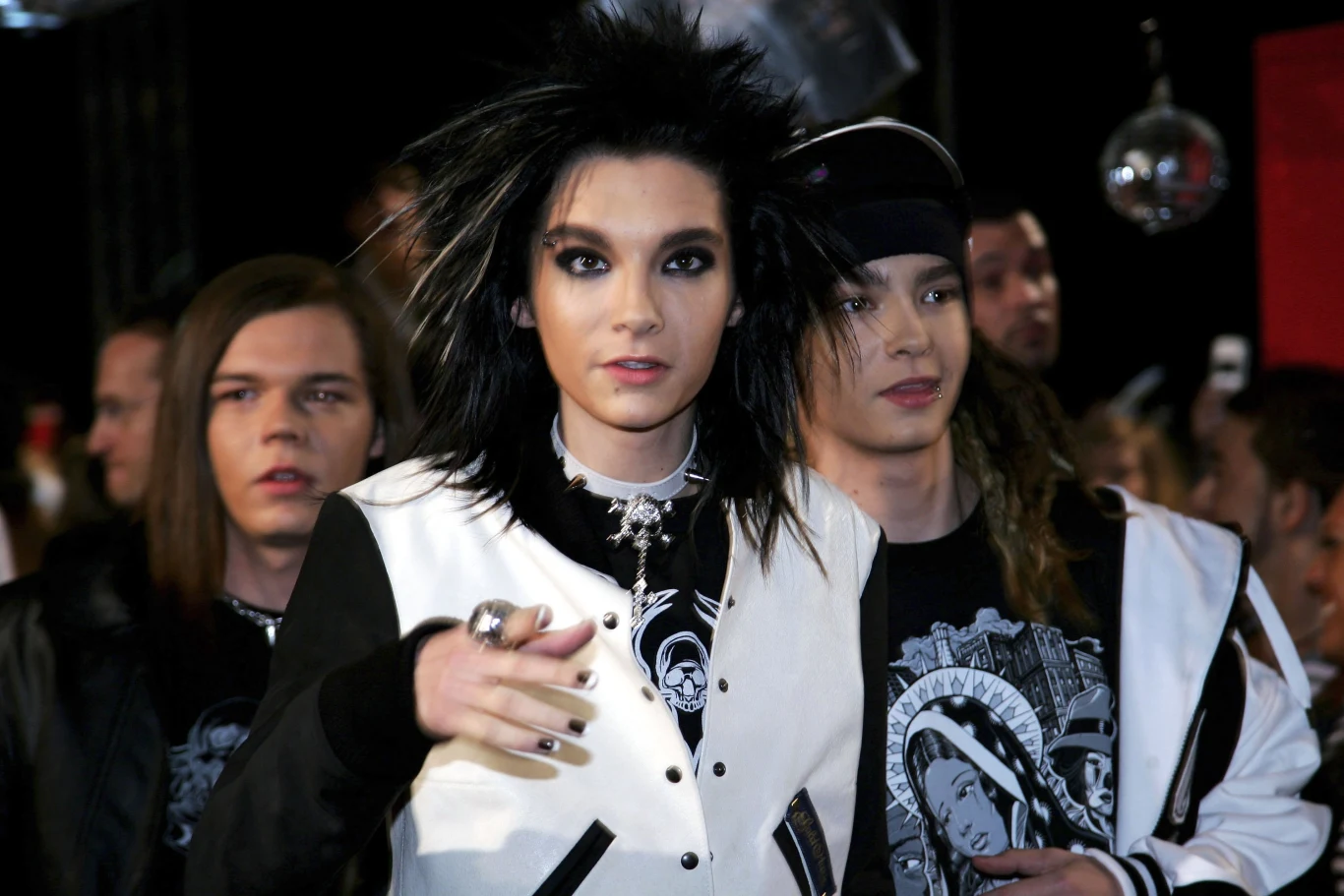 3 marca do sprzedaży trafił szósty album niemieckiej formacji Tokio Hotel pt. "Dream Machine". Promuje go singel "Something New". Grupa w ramach trasy promującej album przyjdzie 12 kwietnia do Polski
