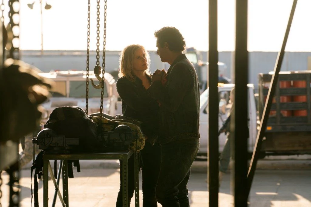 Kim Dickens jako Madison Clark oraz Cliff Curtis jako Travis Manawa.