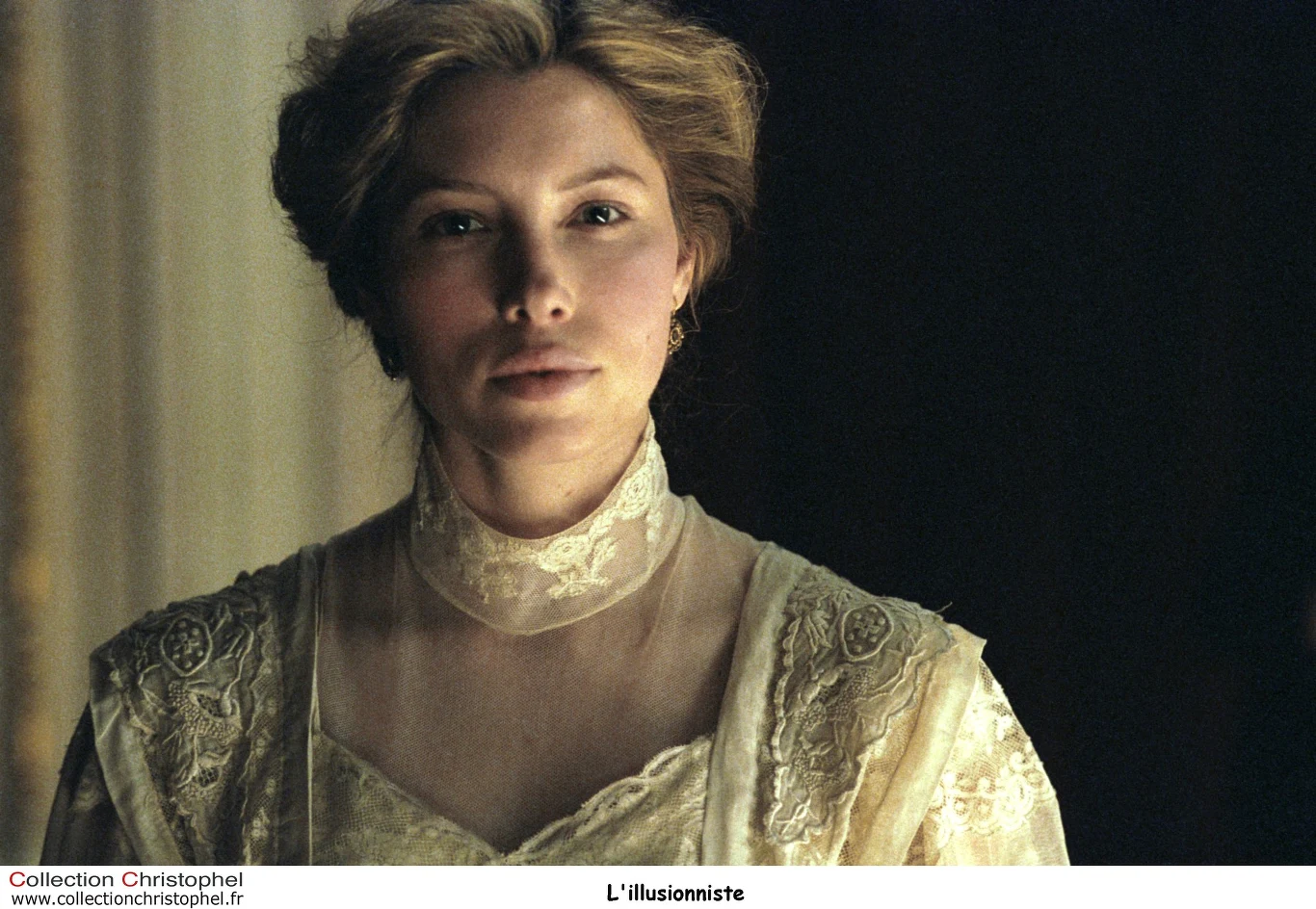 Najwyżej ocenioną kreację w całej swej karierze Jessica Biel stworzyła w historycznym filmie Neila Burgera "Iluzjonista". Odtwórca głównej roli, Edward Norton, przyznał, że uroda Biel była idealna do rozgrywającego się na przełomie XIX i XX wieku obrazu.

"Z łatwością można ją sobie wyobrazić jako wiejską dziewczynę albo słowiańską księżniczkę. Gdy zobaczyłem ją po raz pierwszy w kostiumie, wyglądała jakby właśnie zeszła ze starego obrazu. Nie było w niej cienia współczesności" - mówił Norton.