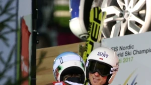 Kamil Stoch (L) gratuluje Piotrowi Żyle