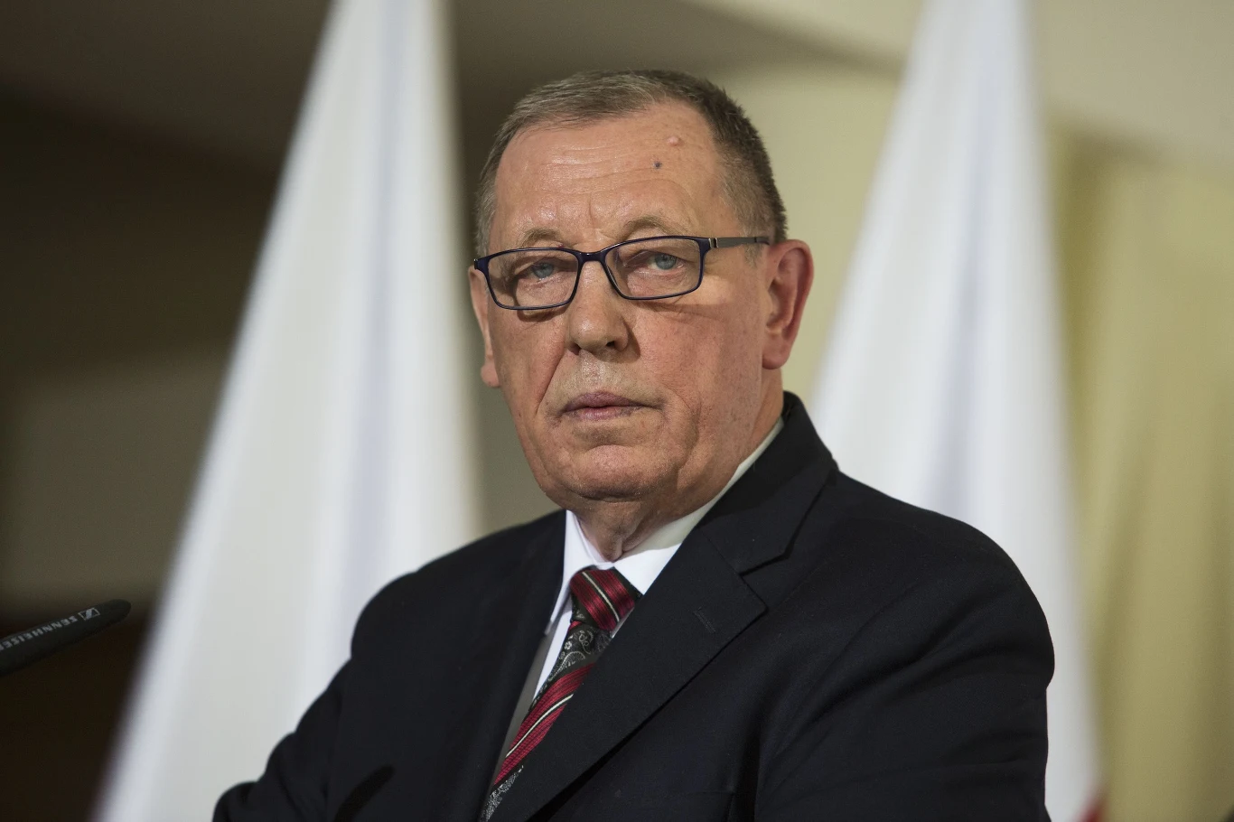 Minister Środowiska Jan Szyszko uważa, że aktualne progi alarmowania polskiego bezpieczeństwa o problemie smogu są wystarczające Minister Środowiska Jan Szyszko uważa, że aktualne progi alarmowania polskiego bezpieczeństwa o problemie smogu są wystarczające