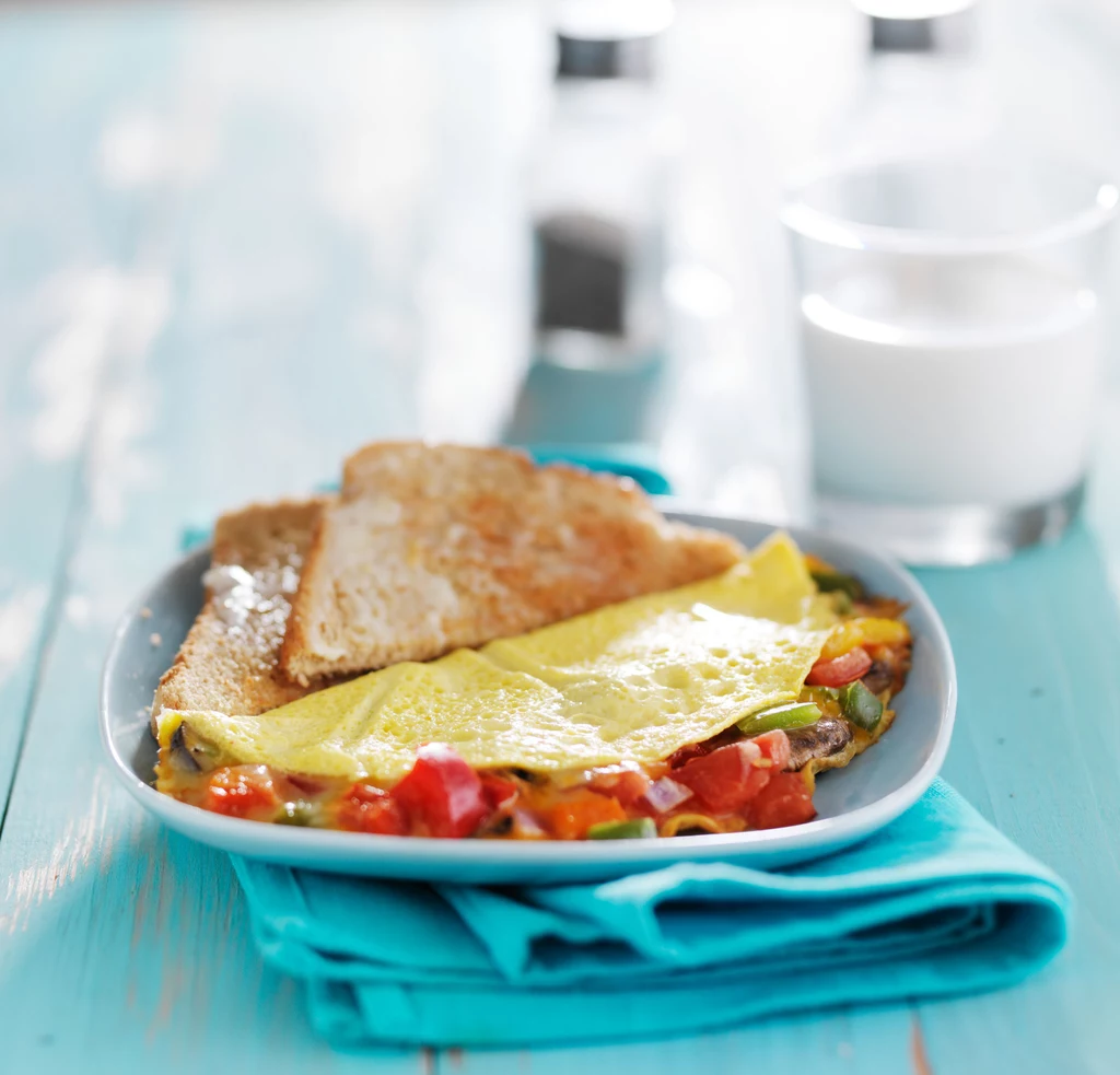Omlet owsiany doskonale sprawdzi się jako śniadanie lub podwieczorek