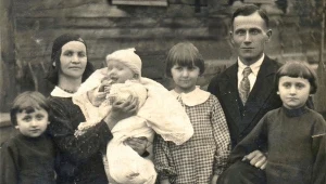 Rodzina Żukowskich w Hajnówce przed wybuchem II wojny światowej. Ojciec autorki książki Bogusław na rękach matki  