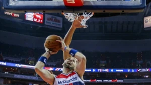 Marcin Gortat (w środku) w meczu z Toronto Raptors