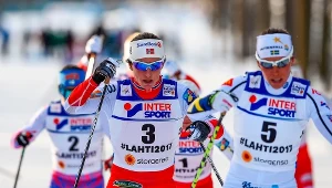 Marit Bjoergen (z lewej) i Charlotte Kalla