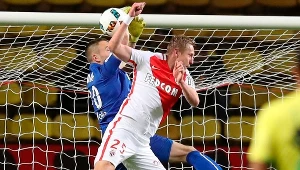 Kamil Glik w pojedynku powietrznym z bramkarzem Nantes, Maxime Dupe