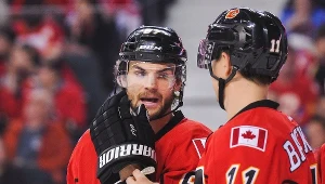 Michael Frolik (z lewej) strzelił jednego gola dla Calgary Flames