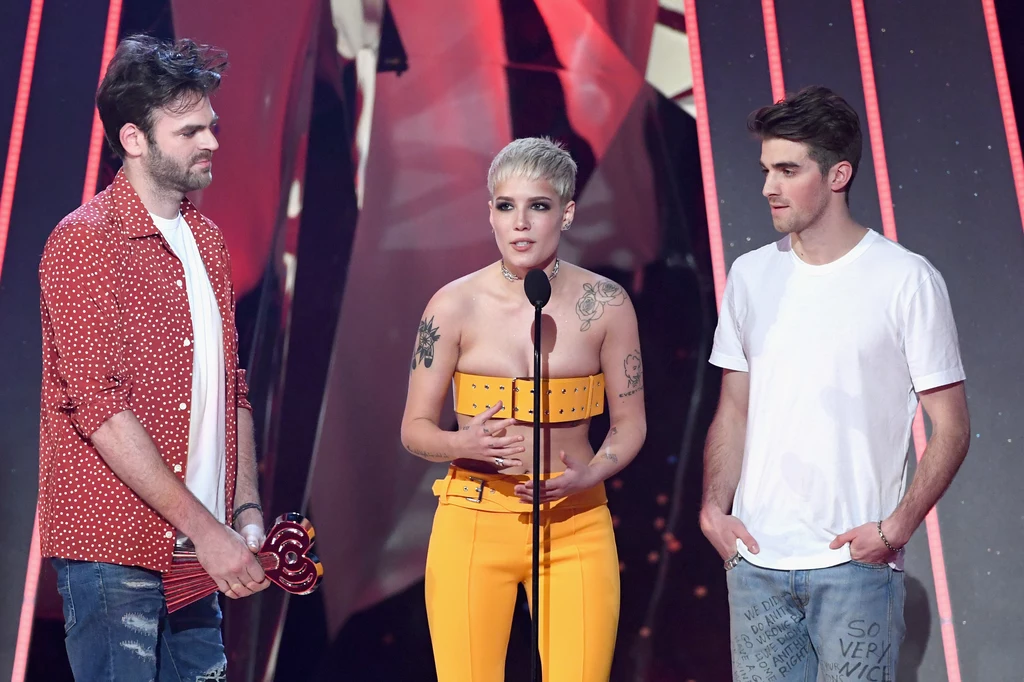 The Chainsmokers i Halsey w trakcie gali IHeartRAdio Music Awards